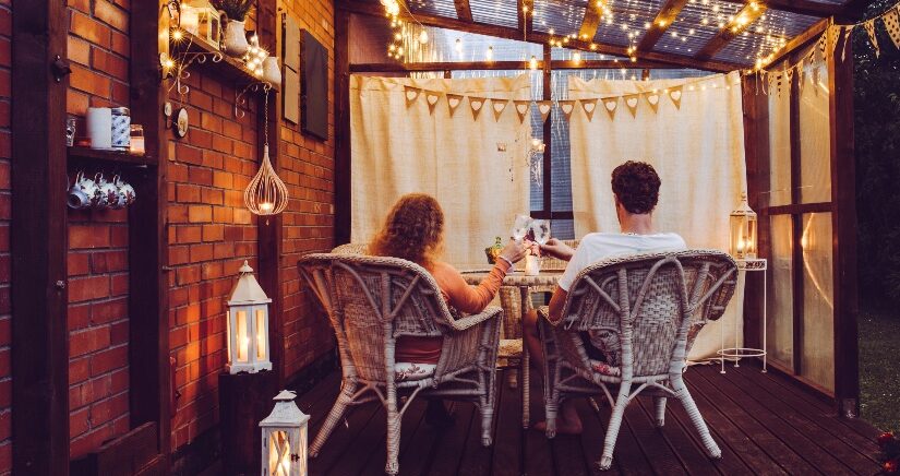 Paar auf dem Balkon mit Beleuchtung