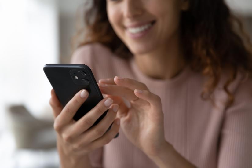 Frau mit Smartphone