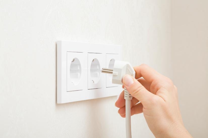 Stecker wird in Steckdose gesteckt