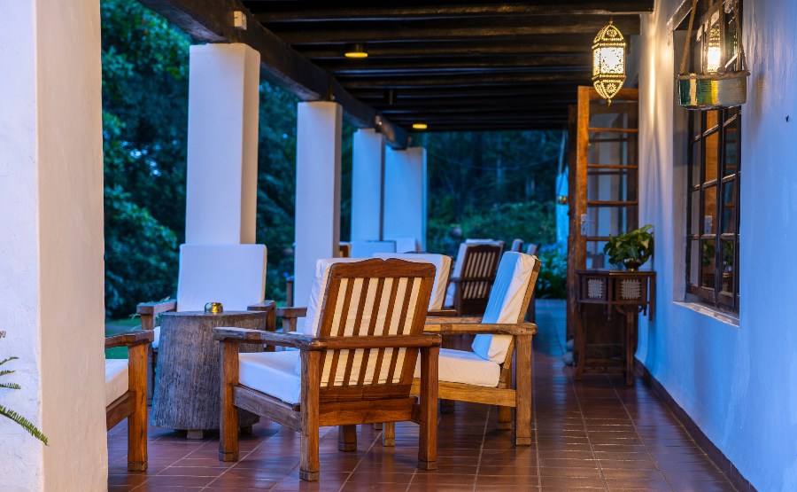 Überdachte Terrasse, abends mit Beleuchtung