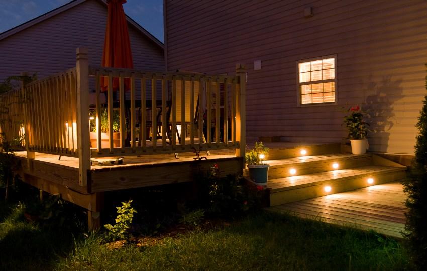 Holzterrasse mit Bodeneinbaustrahler 