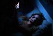 Frau-im-Bett-Handy-blaues-Licht
