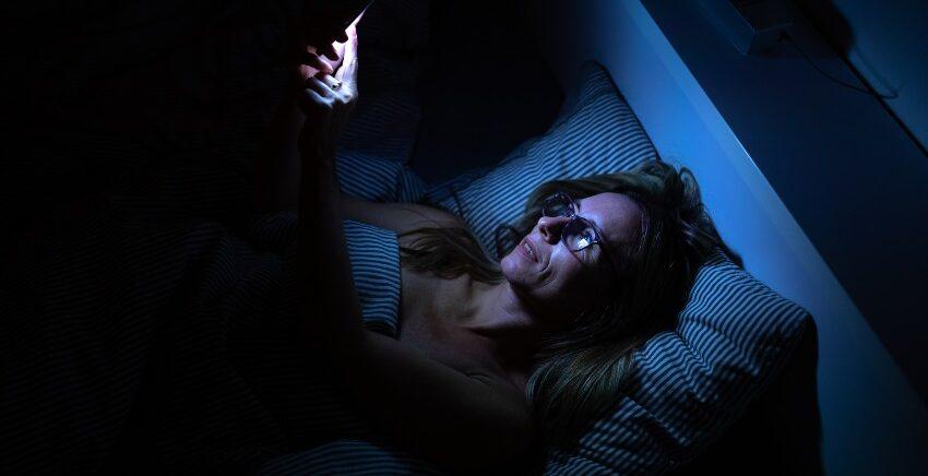 Frau-im-Bett-Handy-blaues-Licht