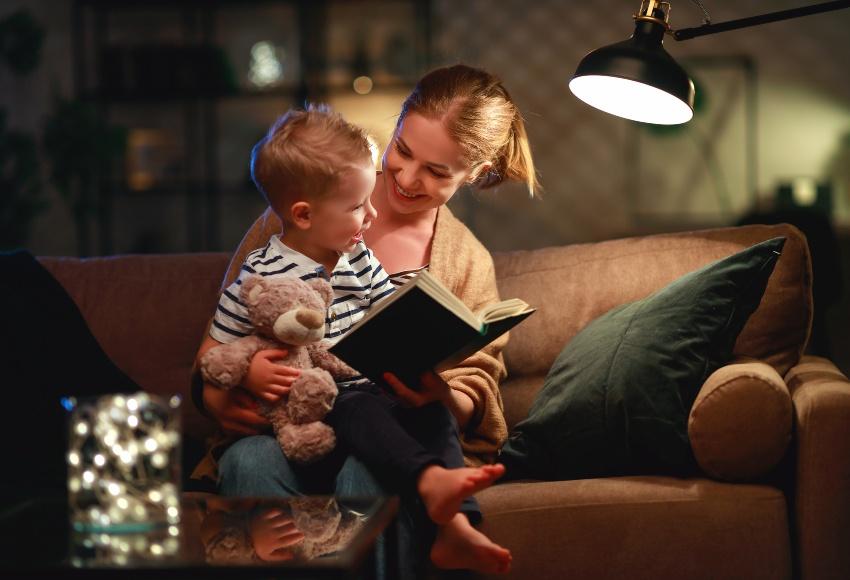 Mutter-Kind-abends-Couch - Minimalistische Lampen