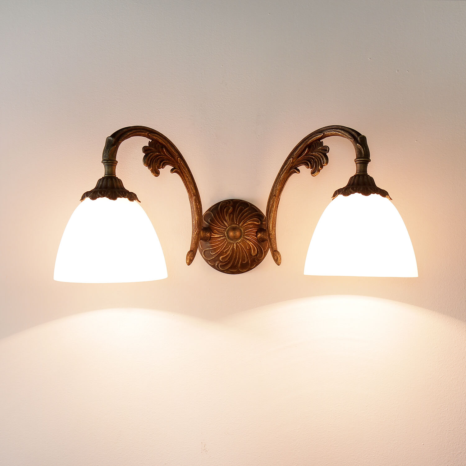 Wandlampe Beatrice Bronze Antik 2-flmg aus Messing Wandlampe Beatrice Bronze Antik 2-flmg aus Messing