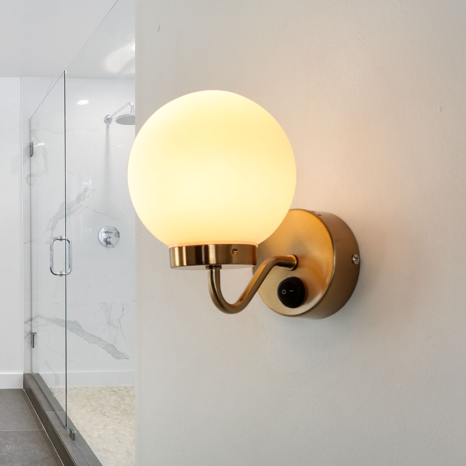 Badezimmerlampe IP44 mit Schalter in Messing Weiß Badezimmerlampe IP44 mit Schalter in Messing Weiß