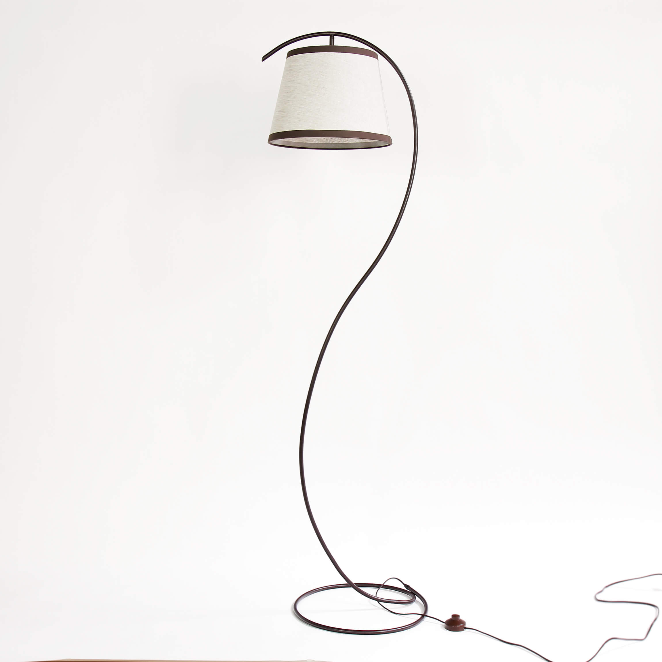 Elegante Stehlampe Laki geschwungen Braun Beige Elegante Stehlampe Laki geschwungen Braun Beige