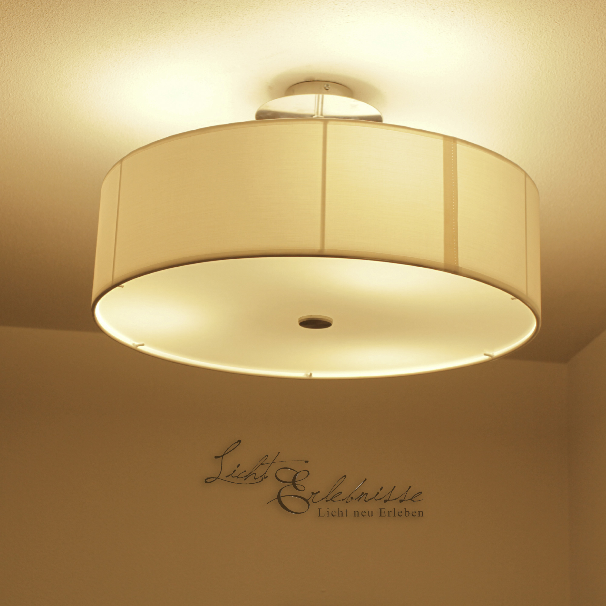 Weiße Deckenlampe Viviane mit Stoffschirm Weiße Deckenlampe Viviane mit Stoffschirm