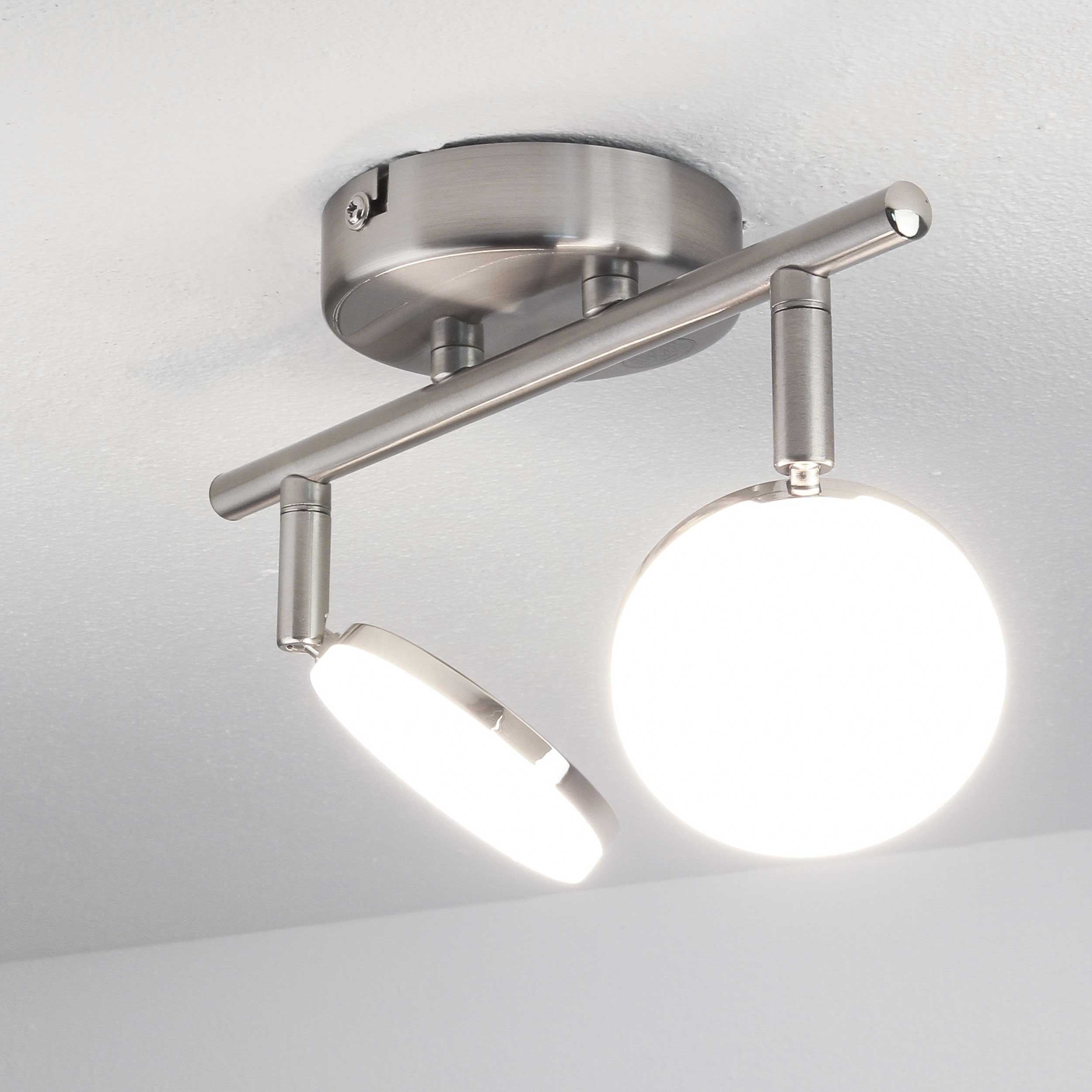 LED Deckenstrahler mit schwenkbarem flachem Schirm LED Deckenstrahler mit schwenkbarem flachem Schirm