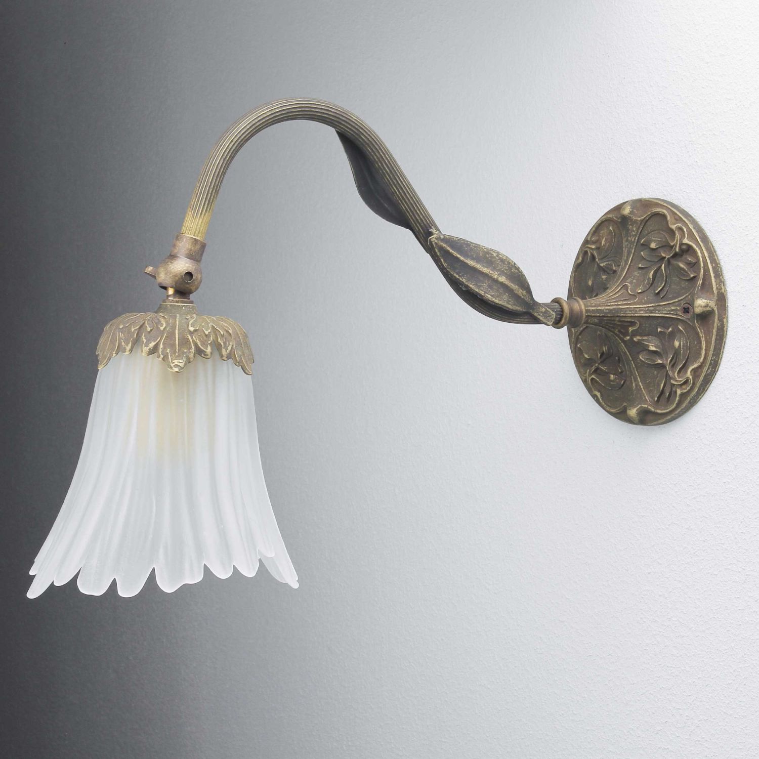 Wandlampe Weiß aus Glas und Echt-Messing Wandlampe Weiß aus Glas und Echt-Messing