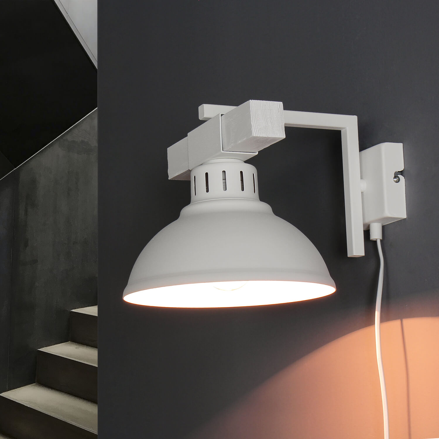 Wandlampe Weiß mit Steckdosenanschluss Wandlampe Weiß mit Steckdosenanschluss