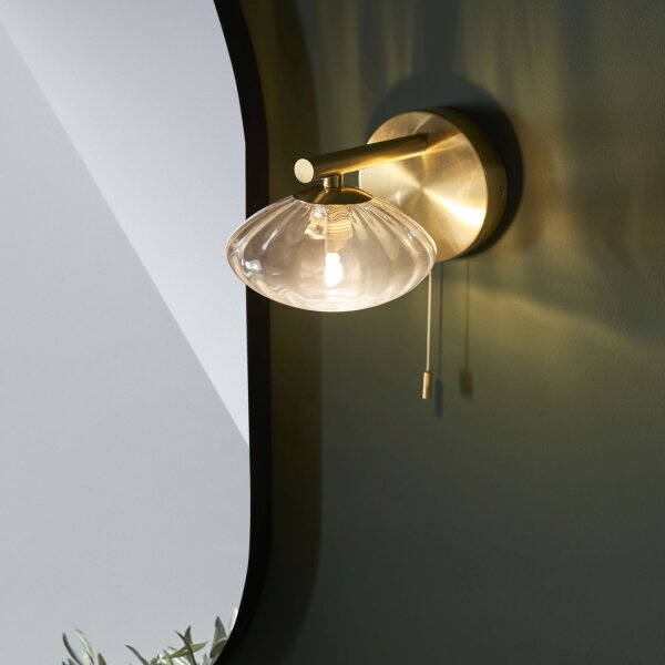 Wandleuchte mit Schalter IP44 Metall Glas in Messing G9
