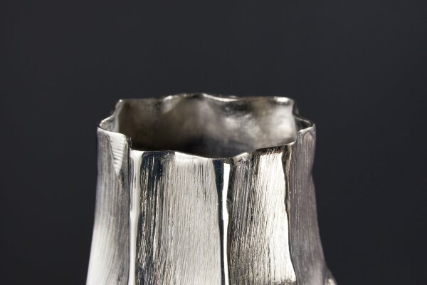 Dekovase in Silber Hammerschlag 45 cm hoch Metall Handarbeit