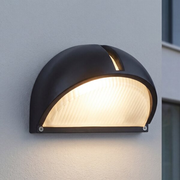 Zeitlose Garagenleuchte in schwarz